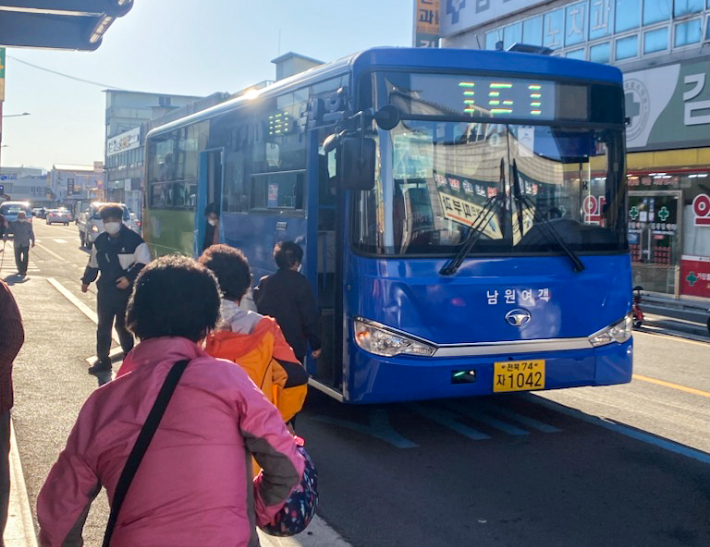 전북 남원시내버스를 이용하고 있는 어르신. 남원시 제공