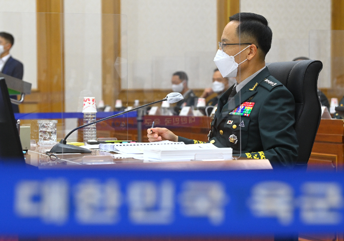 박정환 육군참모총장이 20일 충남 계룡대 육군본부에서 열린 국회 국방위원회 국정감사장에서 의원 질의를 기다리고 있다. 연합뉴스