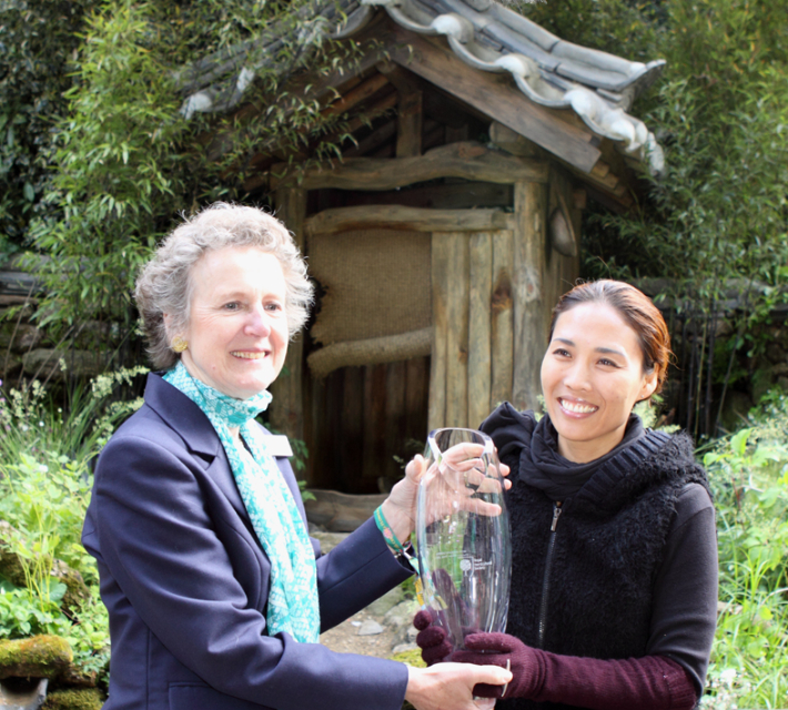 황지해 작가(오른쪽). 황지해 작가 제공 