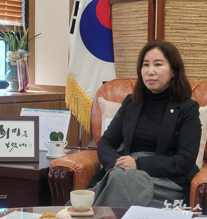 지난 13일 김경희 화성시의회 의장이 자신의 시의회 집무실에서 CBS노컷뉴스와의 인터뷰에 임했다. 박창주 기자