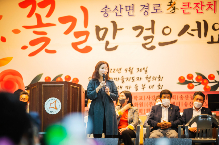 지난달 30일 김 의장이 송산면 경로잔치에 참석해 축사를 하고 있다. 화성시의회 제공