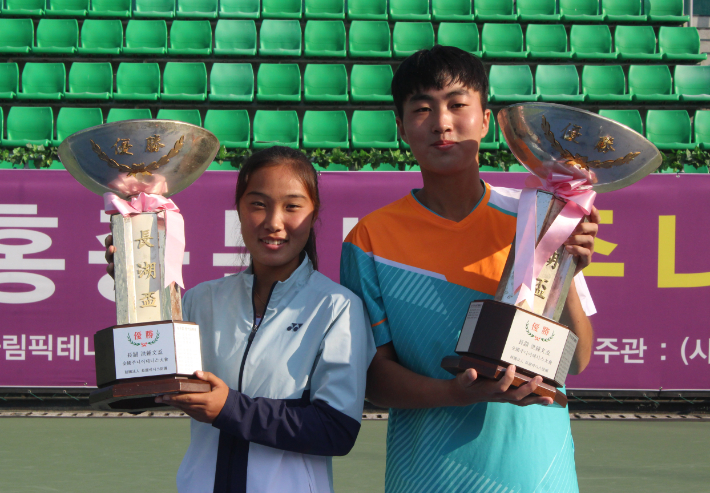 노호영(오산GS)과 김유진(부천GS)이 21일 서울 송파구 올림픽공원에서 열린 제66회 장호 홍종문배 전국주니어 테니스 대회 남녀부 우승을 차지했다. 사진은 우승 트로피를 들고 기념 촬영하는 노호영(오른쪽)과 김유진. 장호테니스재단