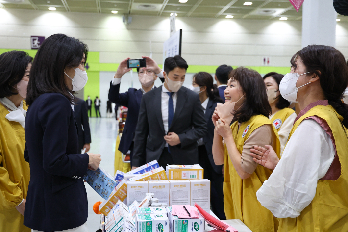 김건희 여사가 18일 서울 코엑스에서 열린 2022 대한적십자사 바자에서 참가자들과 대화하고 있다. 대통령실 제공