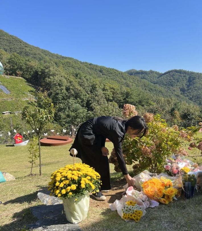 김건희 여사가 지난 12일 양부모의 학대와 방치로 숨진 '정인이 사건' 2주기를 하루 앞두고 경기 양평 안데르센 메모리얼 파크를 찾아 고인을 추모하고 있다. 대통령실 제공