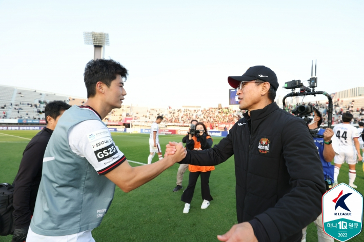 FC서울 기성용(왼쪽)과 안익수 감독. 한국프로축구연맹