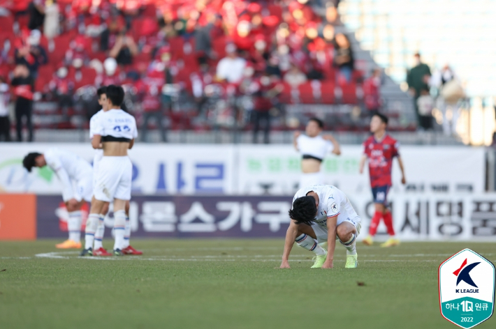 경기 종료 후 그라운드에 주저 앉은 수원 삼성. 한국프로축구연맹