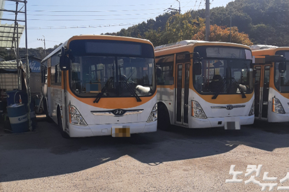 지난 20일 경기도 고양시의 한 마을버스 차고지에서 미 운행 버스들이 주차돼 있다. 고무성 기자