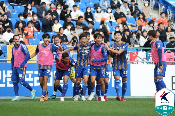 선제골을 넣고 기뻐하는 울산 현대 이청용과 동료들. 한국프로축구연맹