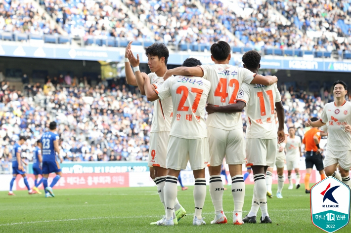 동점골을 터뜨린 제주 유나이티드 서진수(9번). 한국프로축구연맹