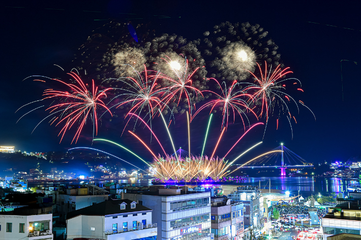 지난 22일 전남 여수 이순신광장 앞 해상 일원에서 열린 '2022 여수밤바다 불꽃축제' 여수시 제공