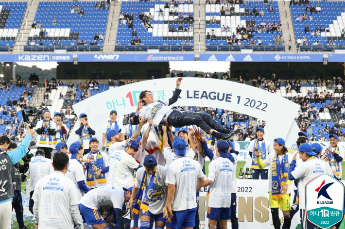 우승 후 선수단의 축하를 받는 울산 현대 홍명보 감독. 한국프로축구연맹