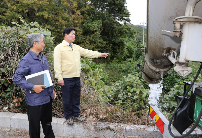 공영민 고흥군수가 가뭄 현장의 용수 공급을 가리키고 있다. 고흥군 제공