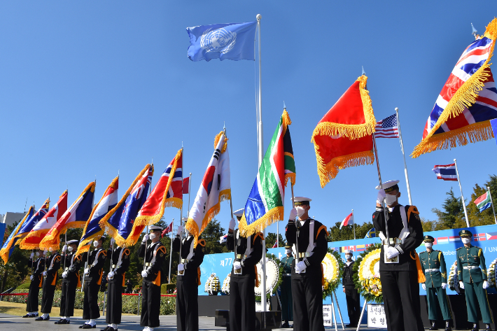 24일 부산 유엔기념공원에서 제77주년 유엔의 날 기념식이 열리고 있다. 부산시 제공