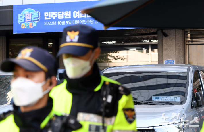 검찰이 민주당사 내 민주연구원에 대한 압수수색에 들어간 24일 오전 서울 여의도 민주당사 앞에 서울중앙지검 수사차량에 주차돼 있다. 황진환 기자