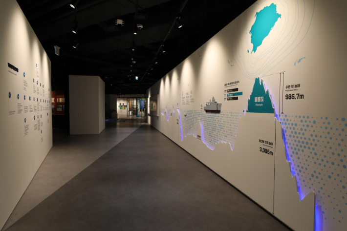 독도 기념관 입구에 마련된 해저지형도. 동북아역사재단 제공
