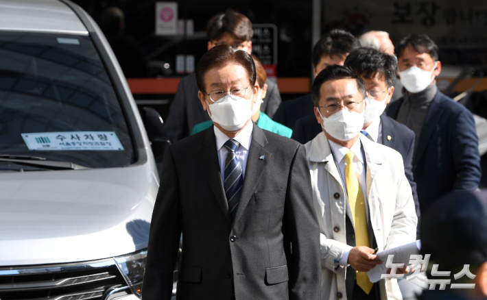 검찰이 민주당사 내 민주연구원에 대한 압수수색에 들어간 24일 오전 이재명 대표가 서울 여의도 민주당사에 들어서고 있다. 황진환 기자