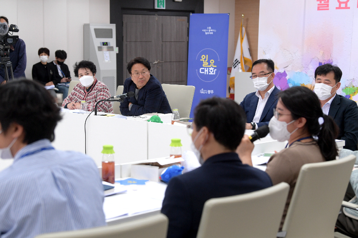 강기정 광주광역시장이 지난 24일 오후 시청 중회의실에서 유관기관, 행사부서 직원 등이 참석한 가운데 열린 월요대화에 참석해 축제 및 행사 연계 관광활성화를 통한 도시이용인구 3천만 명 달성 방안 등에 대해 논의하고 있다. 광주광역시 제공