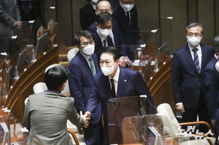 윤석열 대통령이 25일 시정연설 후 국회본회의장을 나가며 시대전환 조정훈 의원들과 인사를 나누고 있다.  이날 더불어민주당 의원들은 민주연구원 압수수색애 항의하여 본회의를 보이콧했다