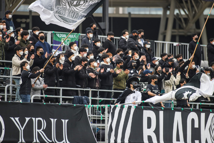 성남FC를 응원하고 있는 서포터즈 '블랙리스트'. 블랙리스트 제공