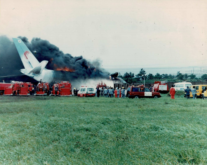 1994년 제주공항에서 화염에 휩싸였던 대한항공기. 한국공항공사 제주지역본부 제공