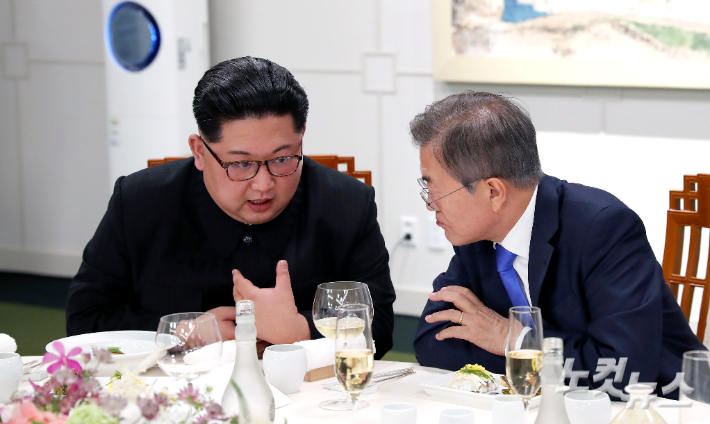 문재인 전 대통령과 김정은 국무위원장이 평화의 집에서 열린 남북정상회담 만찬에서 대화를 나누고 있다.