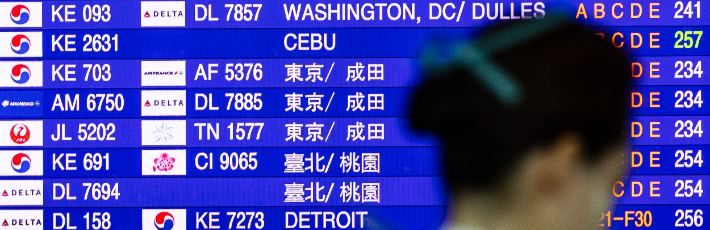 25일 오전 인천공항 2터미널 항공기 출발 현황 전광판에 항공기 이탈 사고로 활주로가 폐쇄된 필리핀 세부 막판 공항으로 향하는 대한항공 대체 항공편(KE 2631)이 안내되고 있다. 연합뉴스