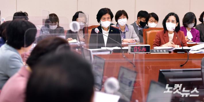 25일 서울 여의도 국회에서 열린 여성가족위원회의 여성가족부·한국양성평등교육진흥원 등에 대한 국정감사에서 김현숙 여성가족부 장관이 의원 질의에 답변을 하고 있다.