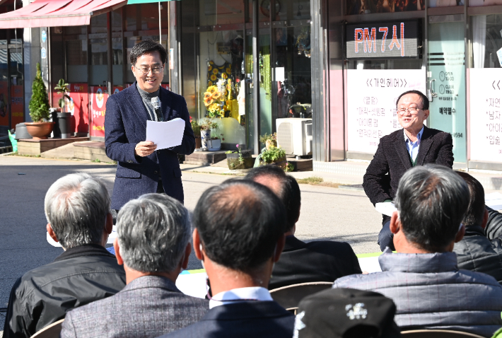 25일 오후 경기도 연천군 전곡읍 전곡 첫머리거리에서 열린 제2회 도·시군 합동 타운홀미팅 민생현장 맞손토크에서 김동연 경기도지사와 김덕현 연천군수가 지역 현안을 청취하며 주민들과 대화를 하고 있다. 경기도 제공