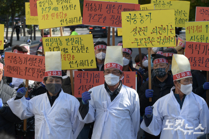 전북 임실군 낙농육우협회 등 임실에서 상경한 농민 50여 명은 25일 서울 영등포구 푸르밀 본사 앞에서 푸르밀 사업 철수 규탄 항의집회를 열고 있다. 박종민 기자