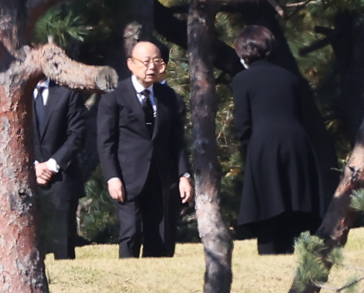 김승연 한화그룹 회장이 25일 오전 경기도 수원시 선영에서 치러진 고 이건희 삼성그룹 회장 2주기 추모식에 참석해 있다. 연합뉴스