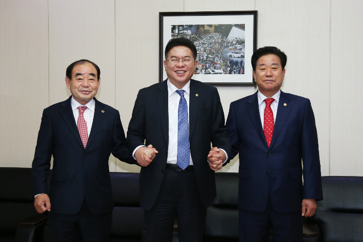 안성민 부산시의회 의장과 김기환 울산시의회 의장(왼쪽), 김진부 경상남도의회 의장(오른쪽)은 25일 부울경 상생 발전 공동 협력 선언문을 채택했다. 부산시의회 제공 