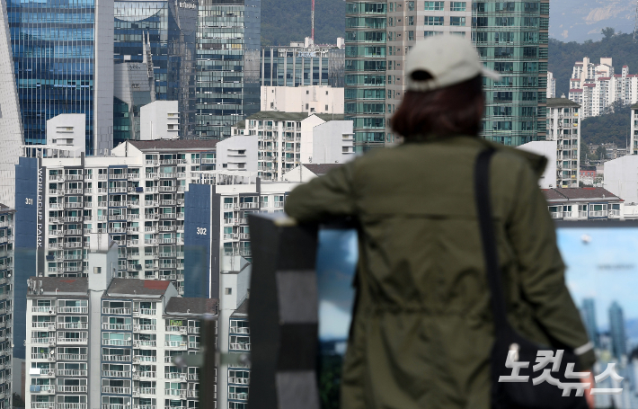 서울 아파트 값이 10년 2개월 만에 가장 큰 폭으로 떨어졌다. 13일 한국부동산원에 따르면 10월 둘째 주 서울 아파트 매매가는 지난주 대비 0.22% 하락해 20주 연속 내리막길을 걸었다. 지난 2012년 8월 넷째주(-0.22%) 이후 최대 하락률이다. 사진은 14일 오후 서울 마포구 하늘공원에서 바라본 서울시내 아파트 모습. 황진환 기자