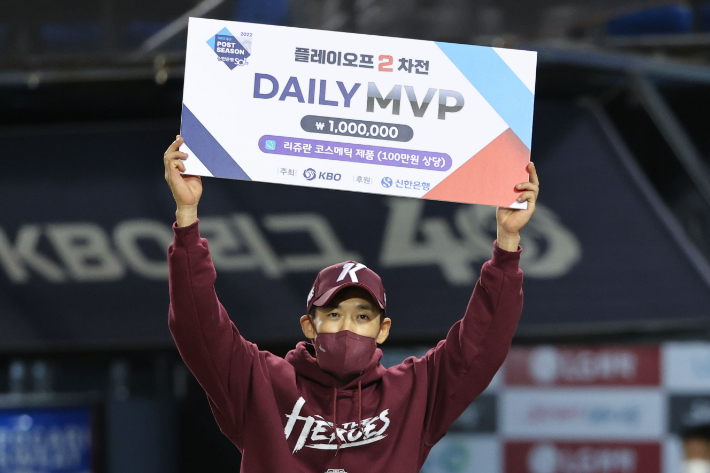 플레이오프 2차전의 데일리 MVP 이용규. 연합뉴스