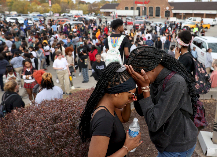 24일(현지시간) 미국 미주리주 세인트루이스의 한 고등학교에서 총기난사 사건이 일어난 뒤 학생들이 학교 근처 주차장에서 슬퍼하고 있다. 연합뉴스