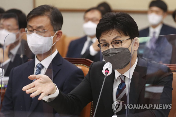 한동훈 법무부 장관이 24일 국회에서 열린 법사위의 법무부 등 종합국정감사에서 답변하고 있다. 연합뉴스