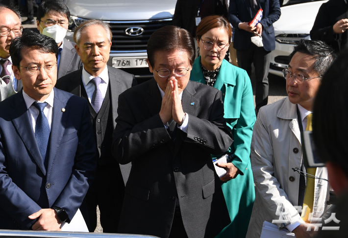 검찰이 민주당사 내 민주연구원에 대한 압수수색에 들어간 24일 오전 서울 여의도 민주당사 앞에서 이재명 대표가 침통한 표정을 짓고 있다. 황진환 기자