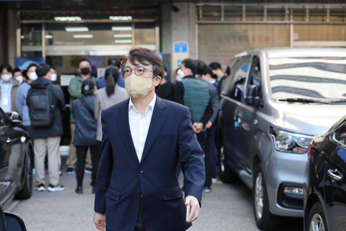 더불어민주당 김의겸 대변인이 19일 검찰의 민주연구원 압수수색과 관련해 브리핑하기 위해 당직자와 검찰관계자들이 대치 중인 서울 여의도 중앙당사를 나서고 있다. 연합뉴스