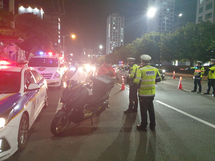 부산시는 11월부터 연말까지 구·군, 부산경찰청, 한국도로공사와 함께 체납 차량과 음주운전 차량에 대한 야간 합동단속을 실시한다. 부산경찰청 제공 
