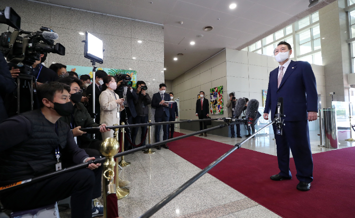 윤석열 대통령이 26일 오전 서울 용산 대통령실 청사로 출근, 취재진의 질문에 답하고 있다. 연합뉴스