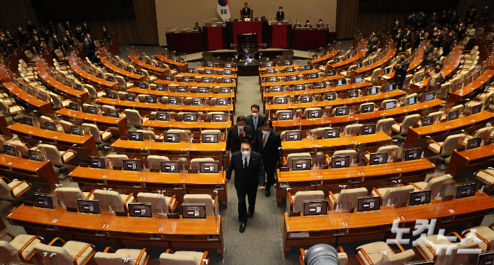 윤석열 대통령이 지난 25일 오전 서울 여의도 국회 본회의장에서 내년도 정부 예산안에 대한 시정연설을 마친 뒤 비어있는 더불어민주당 의원석 사이로 걸어나가고 있다. 윤창원 기자