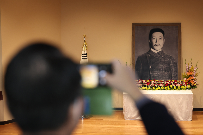 26일 서울 중구 안중근의사기념관에서 열린 '안중근 의사 하얼빈의거 113주년 기념식'에서 한 참석자가 휴대전화 카메라로 행사장을 찍고 있다. 연합뉴스