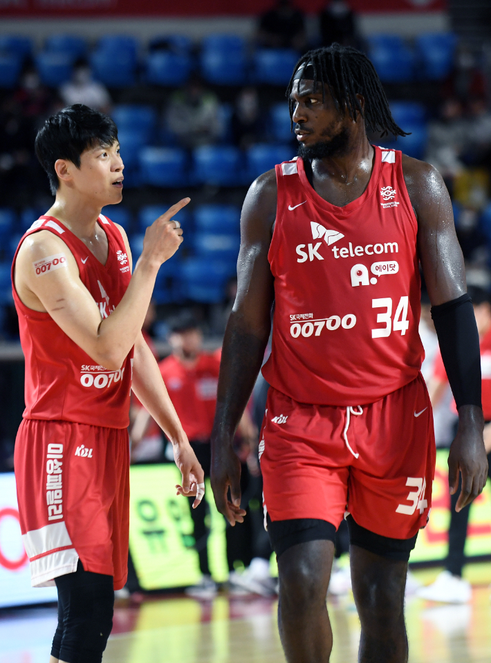 김선형과 자밀 워니. KBL 제공