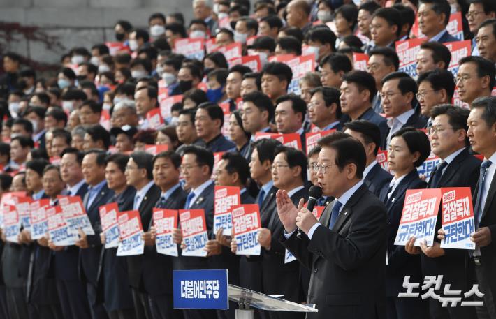 국회 본관 앞에 선 이재명