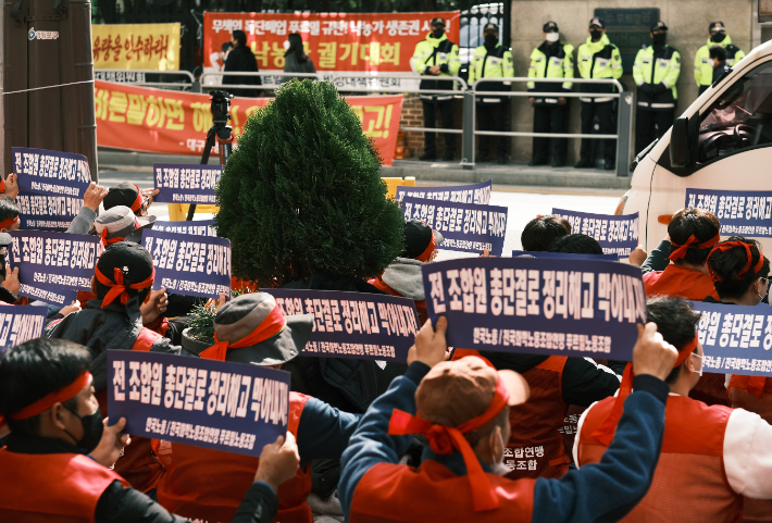 전국화학노조 산하 푸르밀 노조가 26일 서울 영등포구 푸르밀 본사 앞에서 푸르밀 정리해고 규탄 결의대회를 열고 정리해고 철회를 촉구하는 모습. 연합뉴스