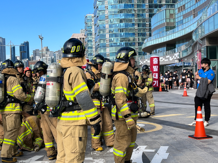 부산소방재난본부는 26일 해운대 엘시티에서 '전국소방공무원 엘시티 계단오르기 대회'를 개최했다. 부산소방재난본부 제공