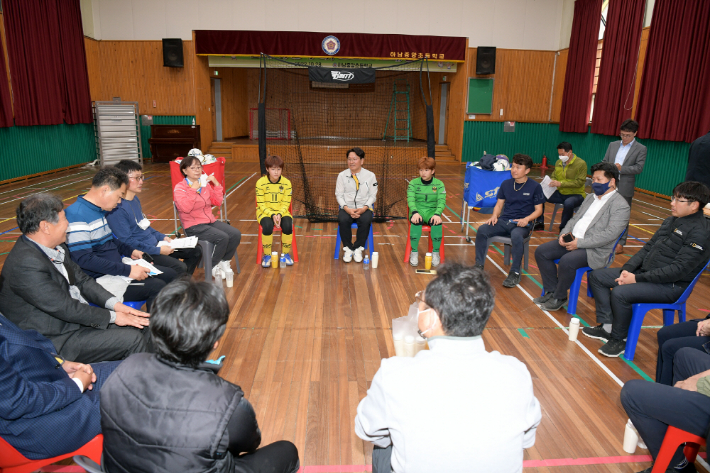 강기정 광주광역시장이 26일 오후 하남중앙초등학교에서 열린 정책소풍에 참석해 여자축구부와 경기를 하고 있다. 광주광역시 제공