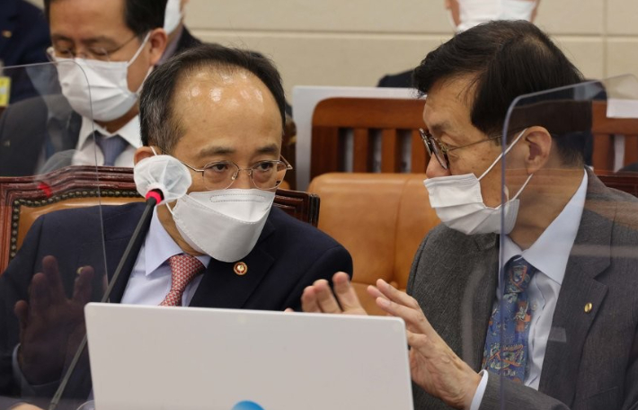 추경호 부총리 겸 기획재정부 장관이 24일 서울 여의도 국회에서 열린 국회 기획재정위원회 종합국정감사에서 이창용 한국은행 총재와 대화하고 있다. 연합뉴스