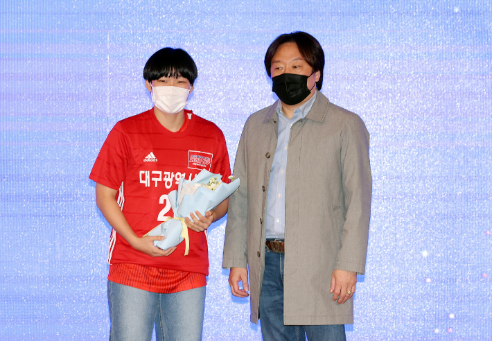이혜원(왼쪽)과 대구시청 이재서 감독. 연합뉴스