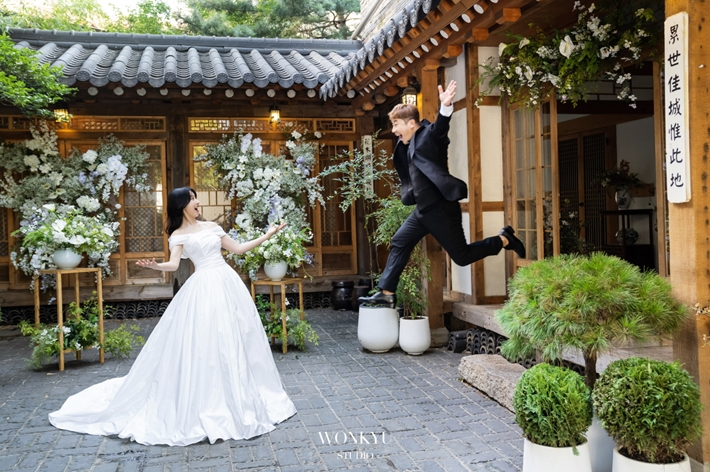 27일 공개된 코미디언 이재형의 웨딩 화보. 에스드림이엔티 제공
