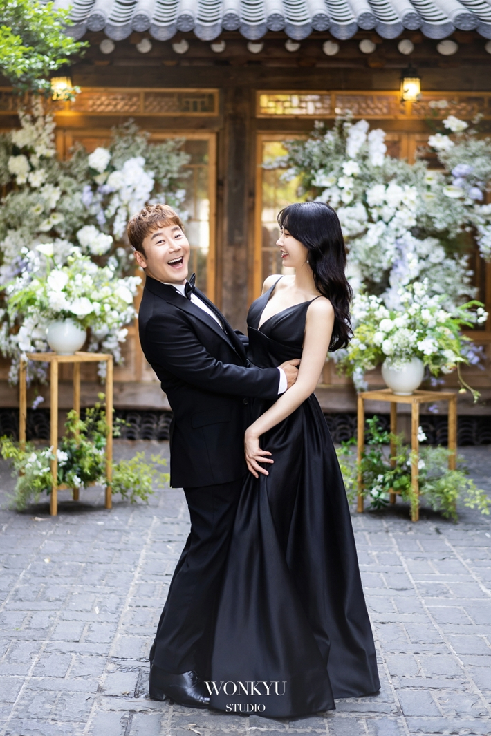 27일 공개된 코미디언 이재형의 웨딩 화보. 에스드림이엔티 제공